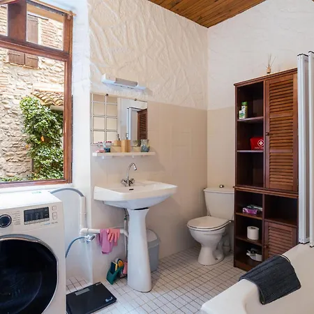 Au Petit Paris, Centre De *