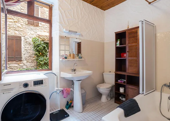 Au Petit Paris, Centre De *