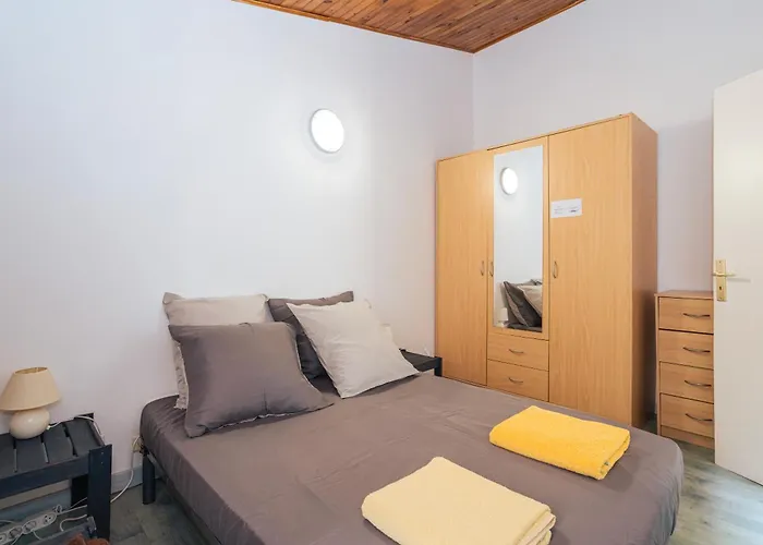 Au Petit Paris, Centre De Nyaraló Céret